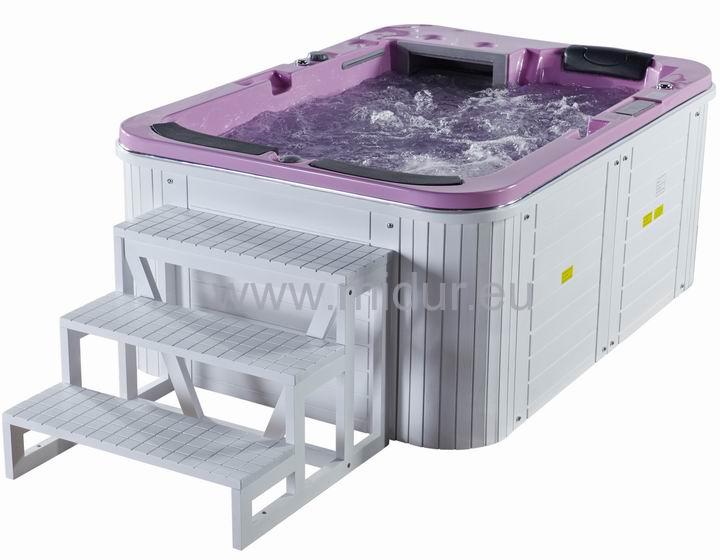 Hydromasážní vířivý bazén pro 3 osoby. 1 ležící a 2 sedící